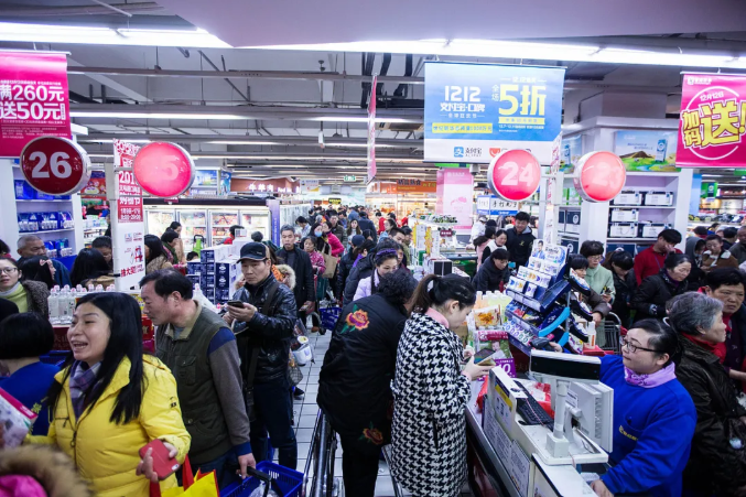 多成团助手：2025年生活变化，理财投资、就业回乡与消费观转变新趋势分析