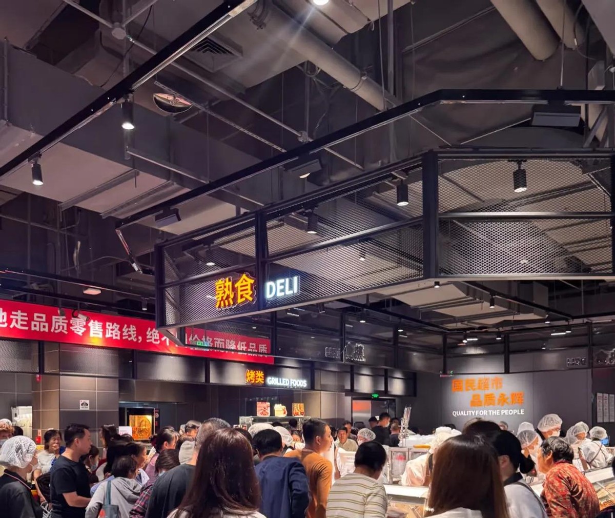 评分助手：南京永辉超市开业首日排队火爆，限流引发购物热潮！