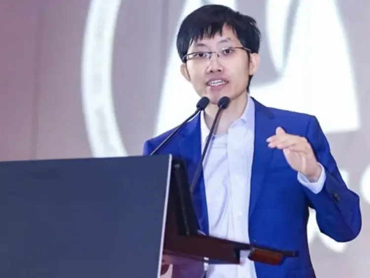 粉团助手软件：梁文锋成功经验，创业者需找准赛道、持续学习与重视团队协作