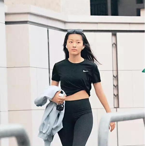 小评评助手：陈奕迅女儿陈康堤签约华纳唱片 开启音乐事业新篇章