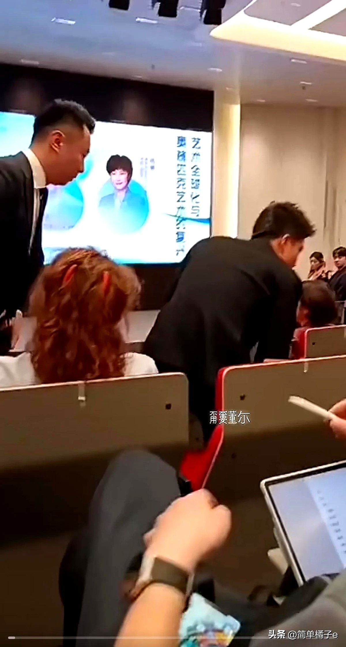 多多出评：董宇辉的铁粉丈母娘，清华分享会现场的传奇摄影师