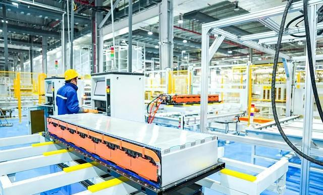 权重大师：中国制造的崛起，美国四大行业面临量产挑战与市场霸权转移
