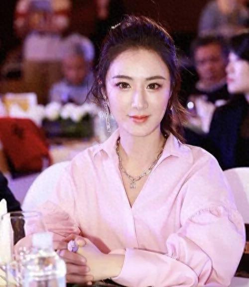 多多留评工具：薇娅华丽回归，颜值与商业实力双提升，重塑直播带货新风潮