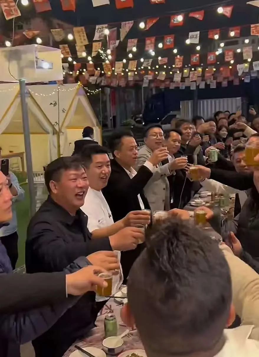 出评软件出评软件：钣金姐为何嫁给说话不利索的老廖？网红爱情背后的真相解析