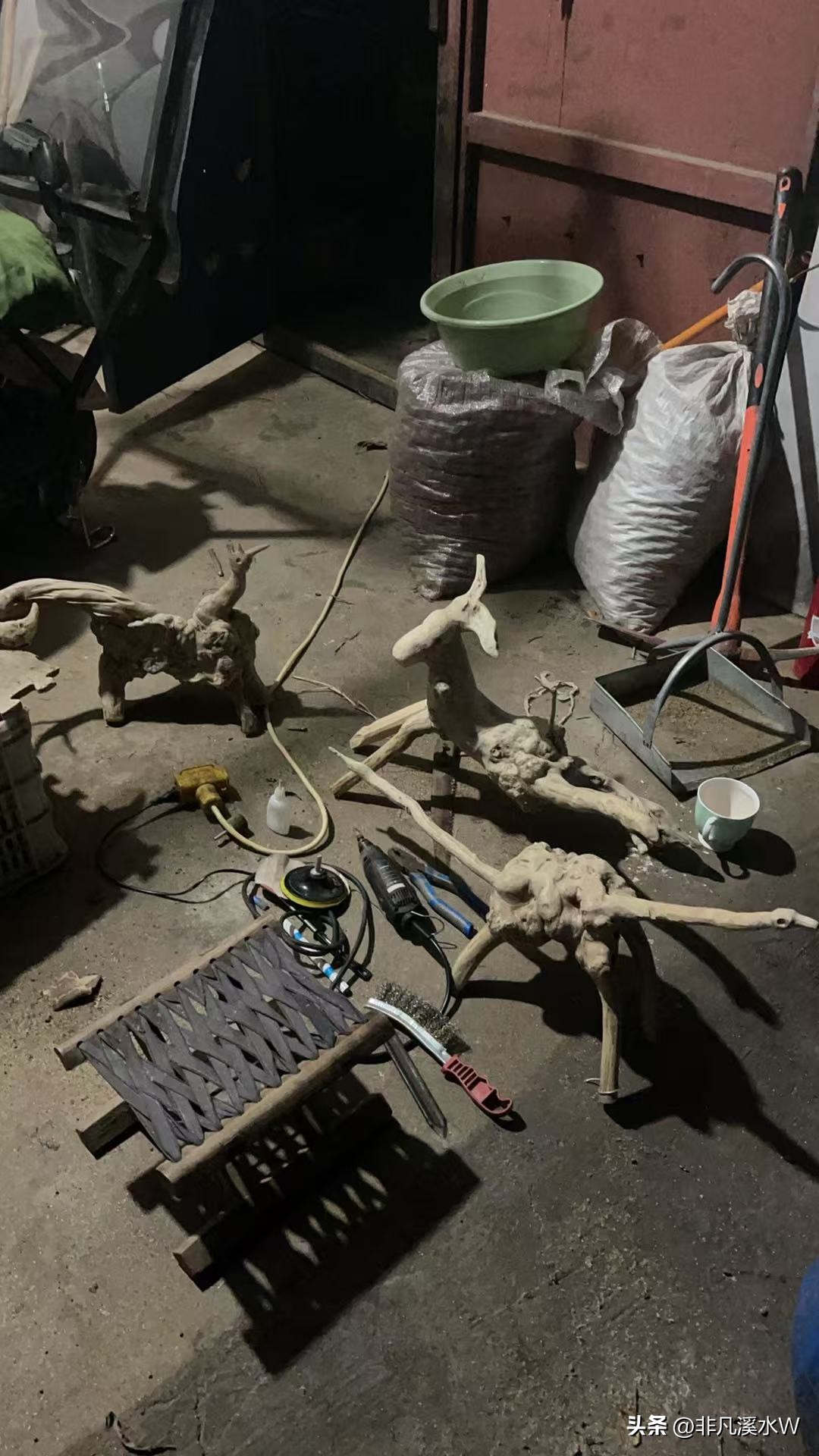 易单助手:追寻内心的快乐与人生意义,老乡挖黄荆的生活启示 易单助手:追寻内心的快乐与人生意义,老乡挖黄荆的生活启示