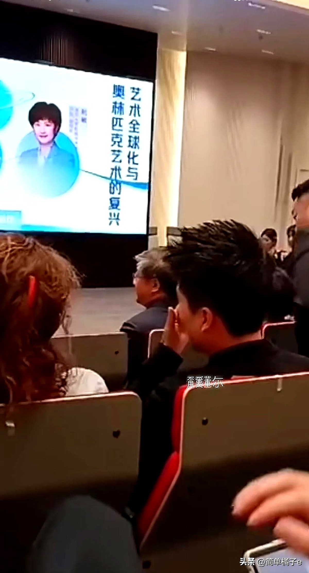 多多出评：董宇辉的铁粉丈母娘，清华分享会现场的传奇摄影师