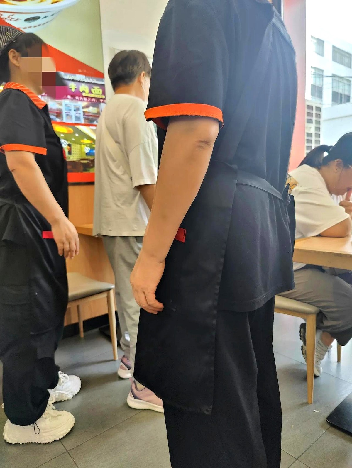 多多留评：沈阳牛肉面店冲突，公共空间与商业规则的对抗