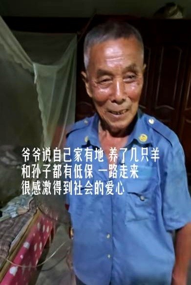快火助手出评软件：七旬老爷子卖鸡助孙上名校，感动全城！