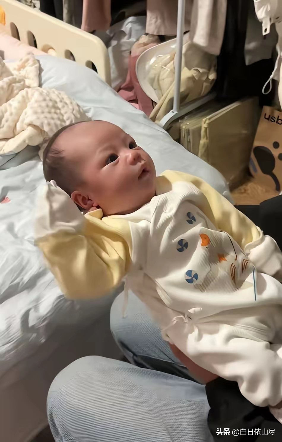 榜单助手拼多多：28天宝宝“敬礼”引发网友共鸣，是否是英雄回归的神秘瞬间？