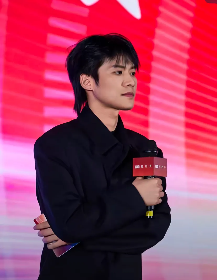 潜力鸭：小杨哥的辉煌岁月，从搞笑直播到电商转型的心路历程