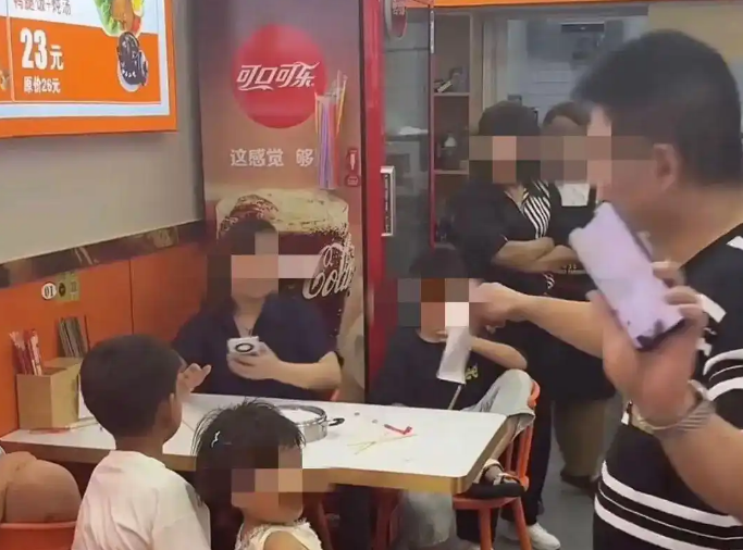 小Q助手网站：郑州女子续面风波，一家餐馆与顾客的冲突引发热议