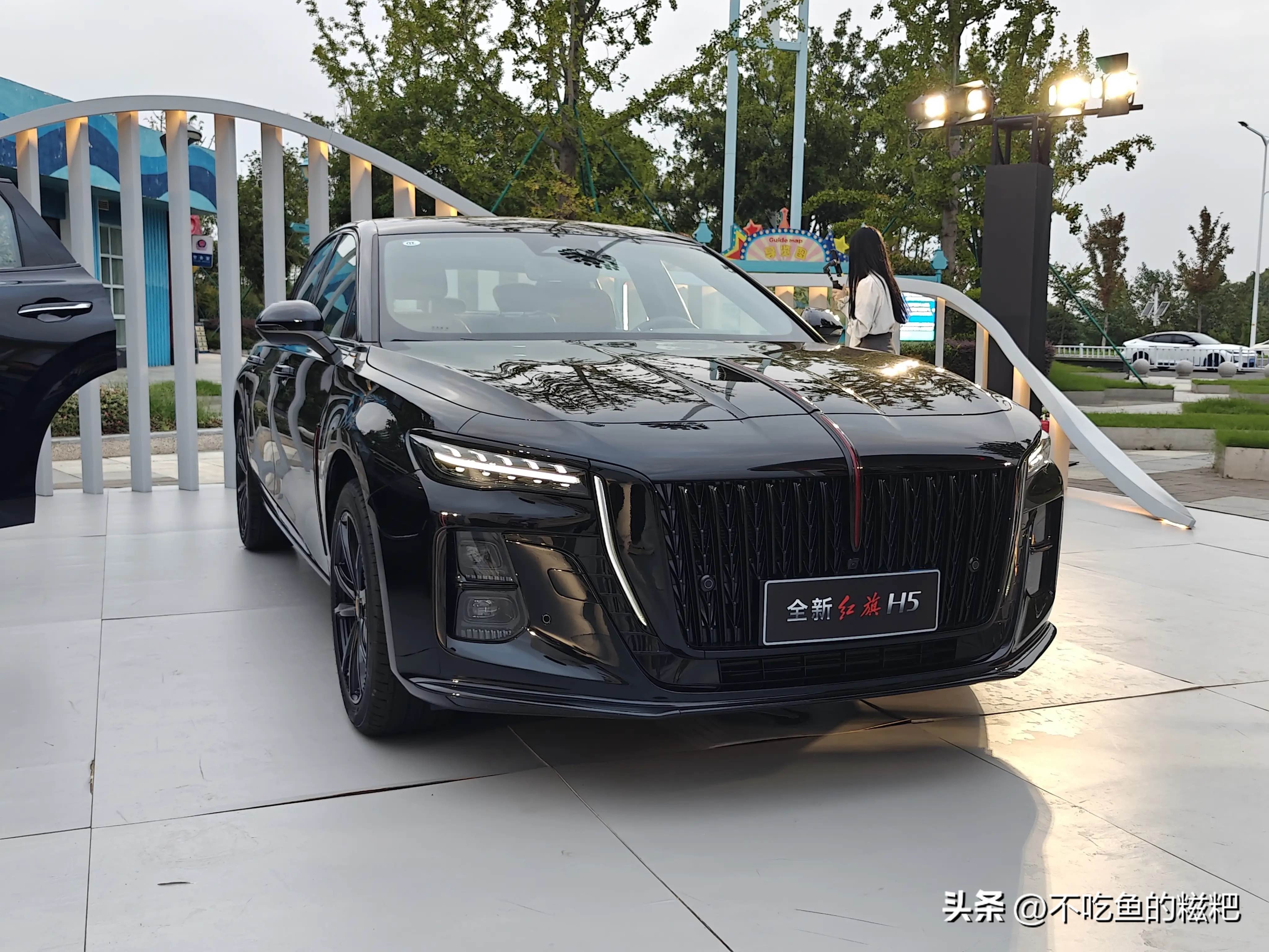 小评评助手教程：红旗H5 PHEV上市，高效动力与豪华配置的完美结合