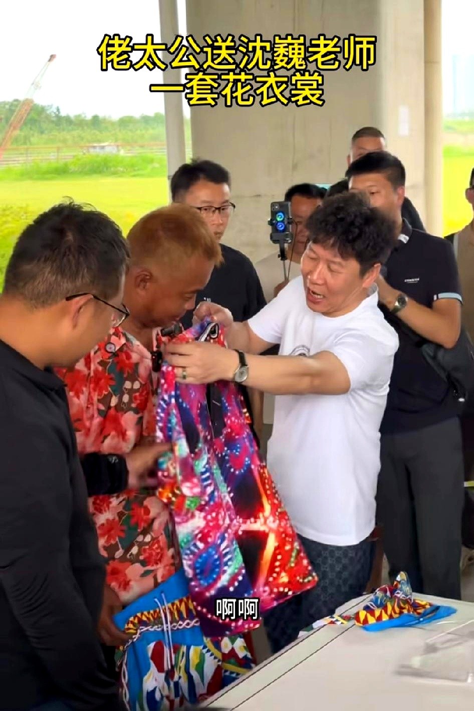 大牛助手：5200元西装背后的尊严与被看见，沈老师的直播逆袭故事