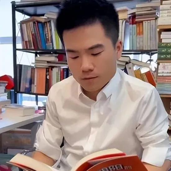 大白出评：易中天解读董宇辉内衣事件，历史视角下的现代困境与人性之美