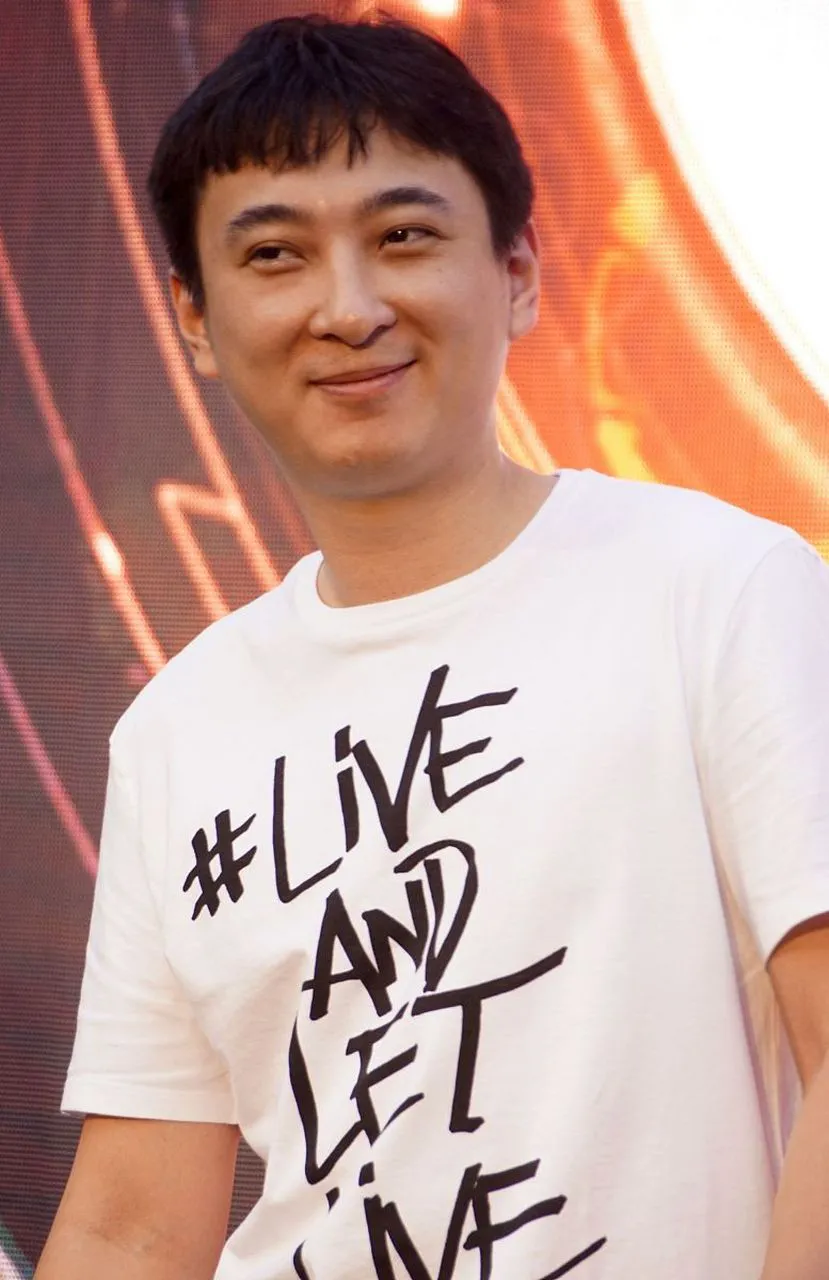 拼多多开团软件：王思聪的债务危机，从“国民老公”到艰难境地，惨遭投资失败与负面新闻困扰