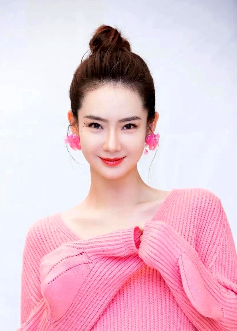 领航助手：王思聪戚薇综艺对话重现，不婚主义与女明星的颜值保鲜之道