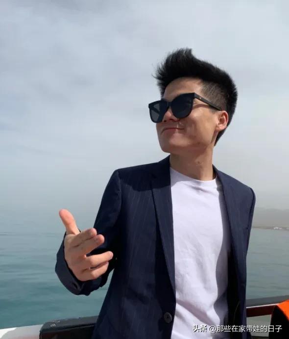多多助手：董宇辉在作家圈的地位与影响力，文化水平解析与未来畅销书展望