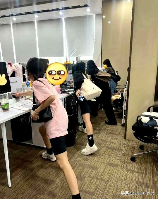 超评助手：跨境电商女性职场成长，如何月入2万并提升工作效率