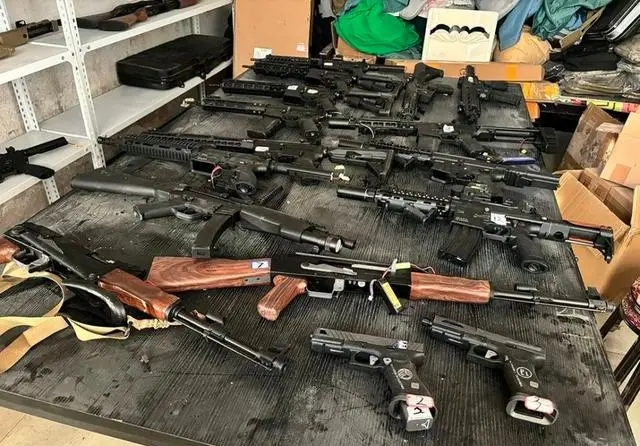 乐刷助手：甘肃男子因寄修水弹枪被拘，法律认定引发社会关注与反思