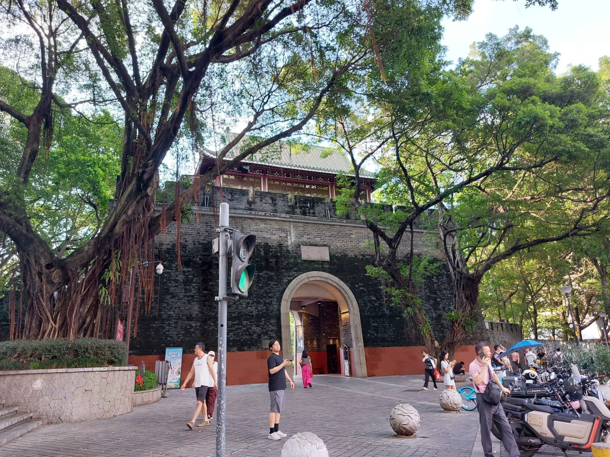 小评评助手网站：社交下沉，富婆的生意经与底层人的财富观