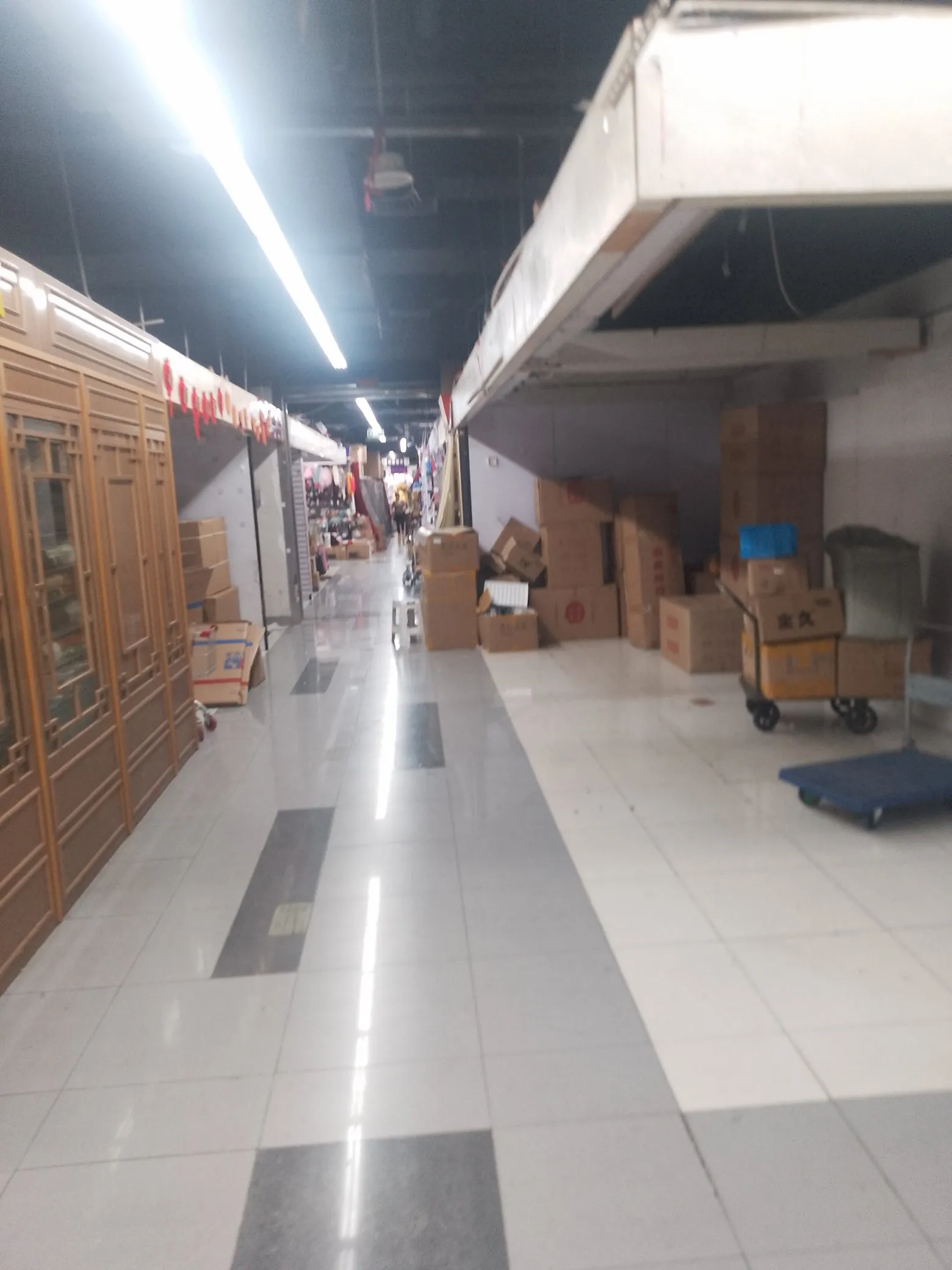 小Q助手网站：南京实体店生意困境，电商竞争与经营策略调整分析