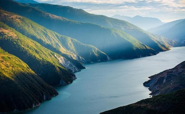 易评助手拼多多：中国藏区17年巨型水电工程，一滴水发电19遍的绿色奇迹