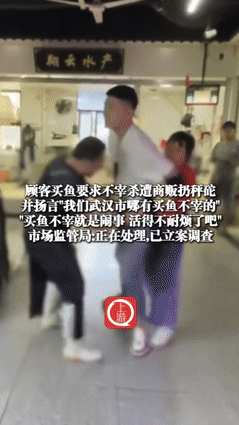 小Q助手下载：武汉海鲜市场惊现商贩暴力对待顾客，买鱼不杀引发冲突事件！