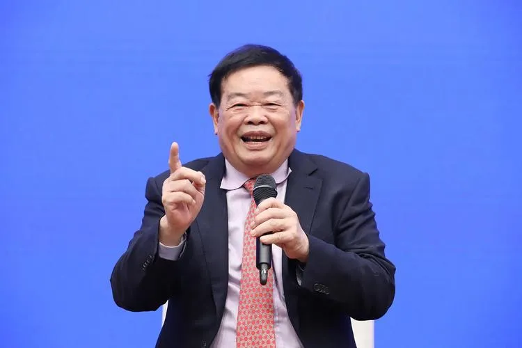 超单助手卡密：曹德旺，从玻璃匠到慈善家的家国情怀与传奇人生