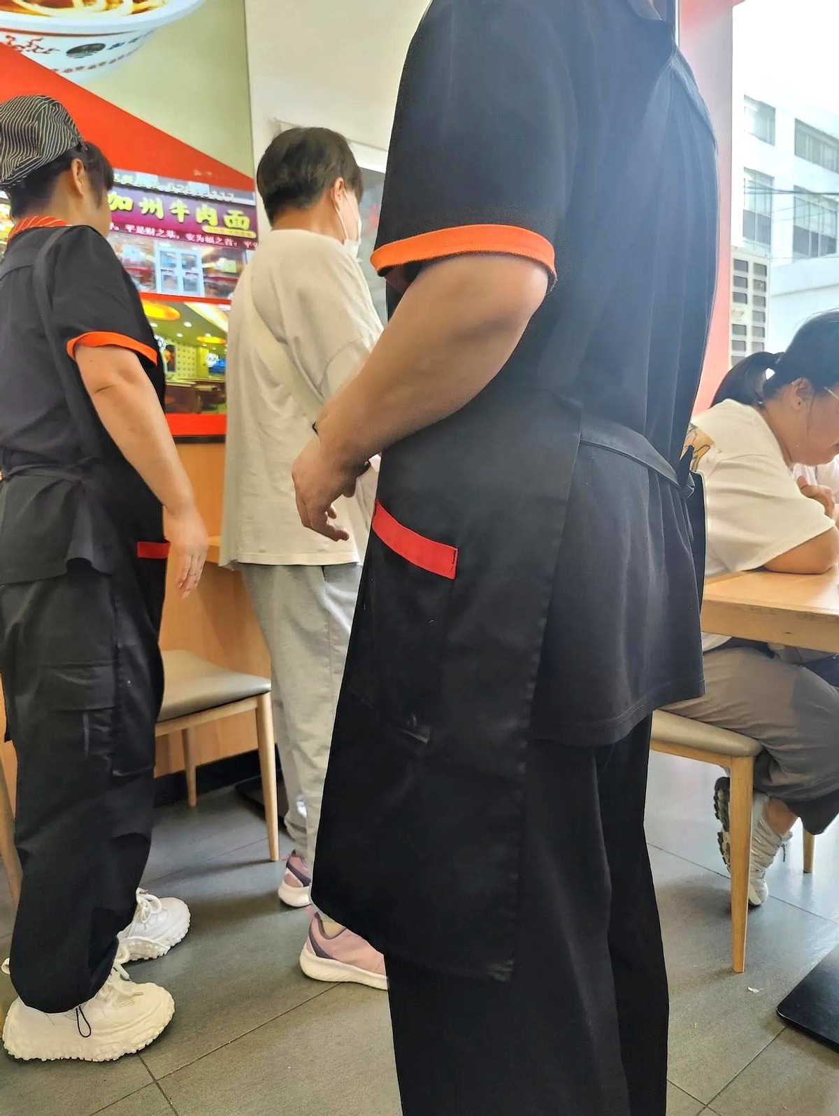 多多留评：沈阳牛肉面店冲突，公共空间与商业规则的对抗