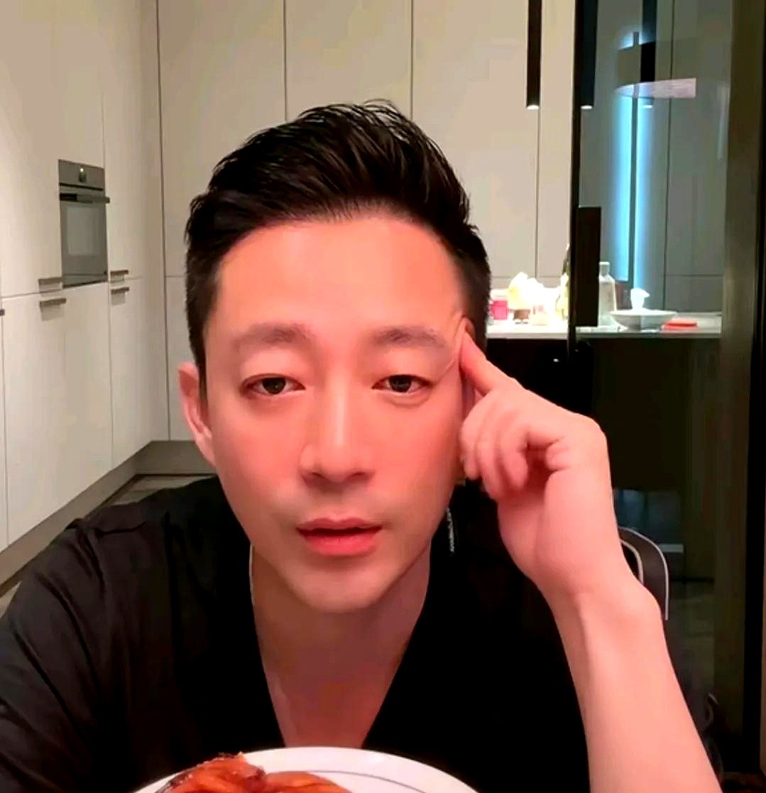 小U助手：汪小菲直播“戏精附体”，网友脑补剧本引发热议！