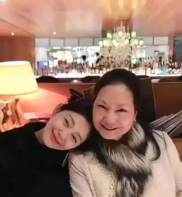 拼多多出评神器：汪小菲再婚引发热议，S妈言论背后的真相与争议解析