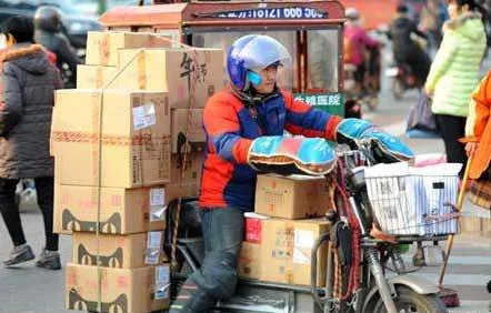 51助手邀请码：快递背后藏的幽默故事，王大妈与健身器材的惊喜