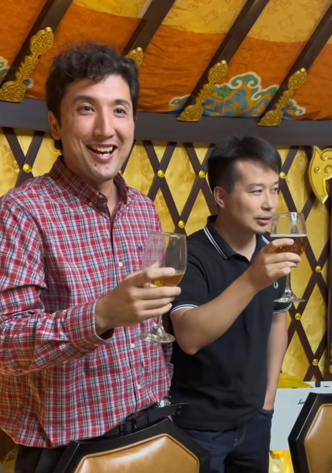 多多出评助手软件：俞敏洪与狼戈之子菲如东的偶遇，新东方员工的新机缘