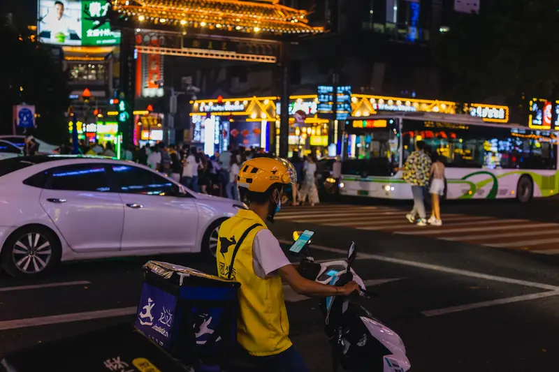 小M助手：实现月入过万的实操路径，主业突破与副业发展策略