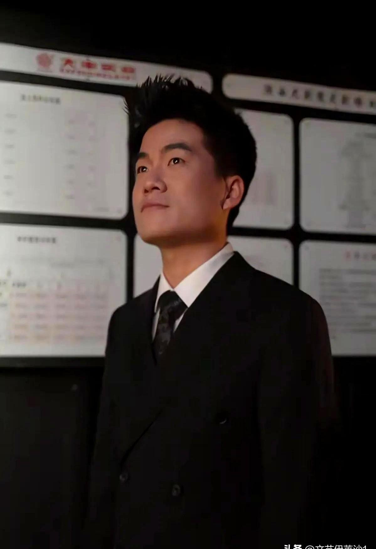 易出评怎么用：董宇辉，在名利场漩涡中坚守初心与团队精神的年轻人