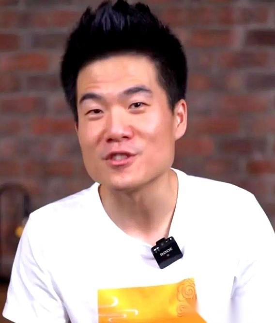 小评评助手：董宇辉与老罗的恩怨，从文化人到商业人的职业转变