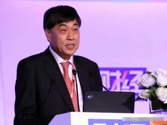神龙助手：王波明反击董明珠言论， 海归贡献与个人私利之辩