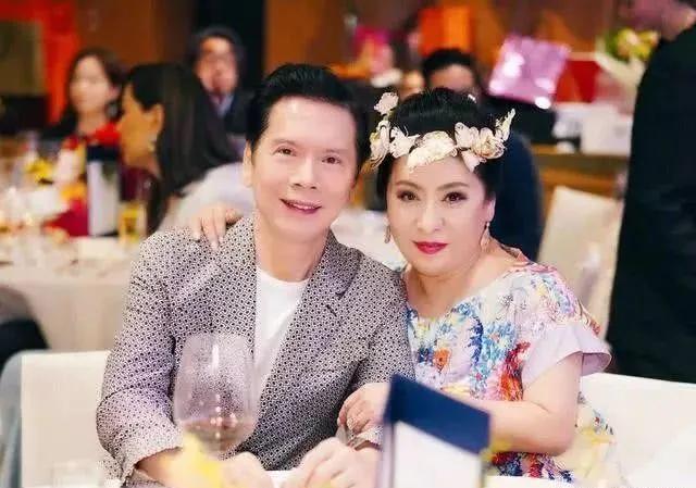 增强助手：刘德华倾诉债务危机，向太豪爽支票温暖人心
