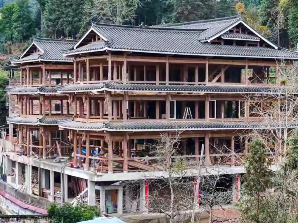 多多补单：76岁侗族老人凭记忆建1200平方米木楼，引2000万网友点赞，传统技艺重焕生机