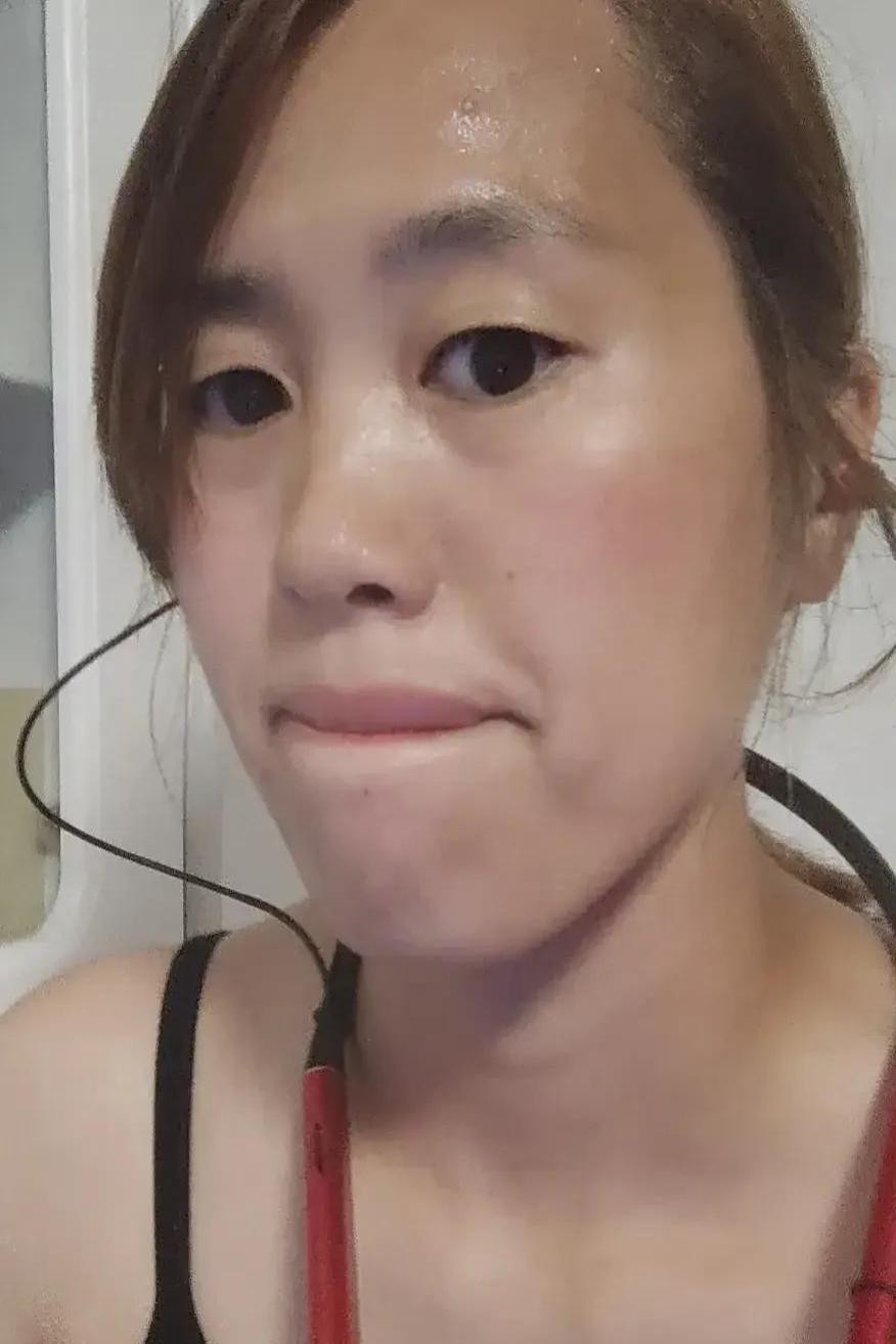 易评助手靠谱吗：网红哭穷背后，粉丝同情心成赚钱工具，护肤品的真实价值何在？