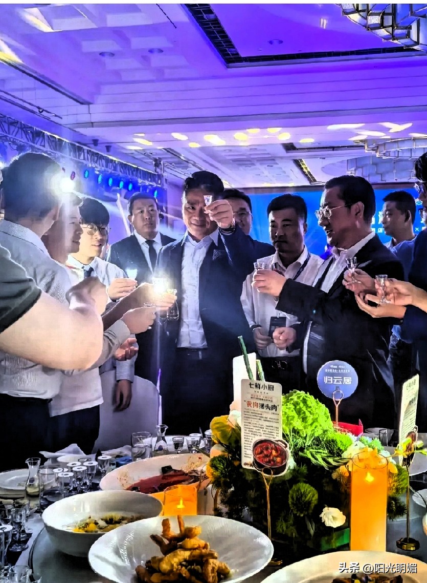 小G助手：刘强东的豪爽酒品与商业诚意，真实男人的谦逊与信任