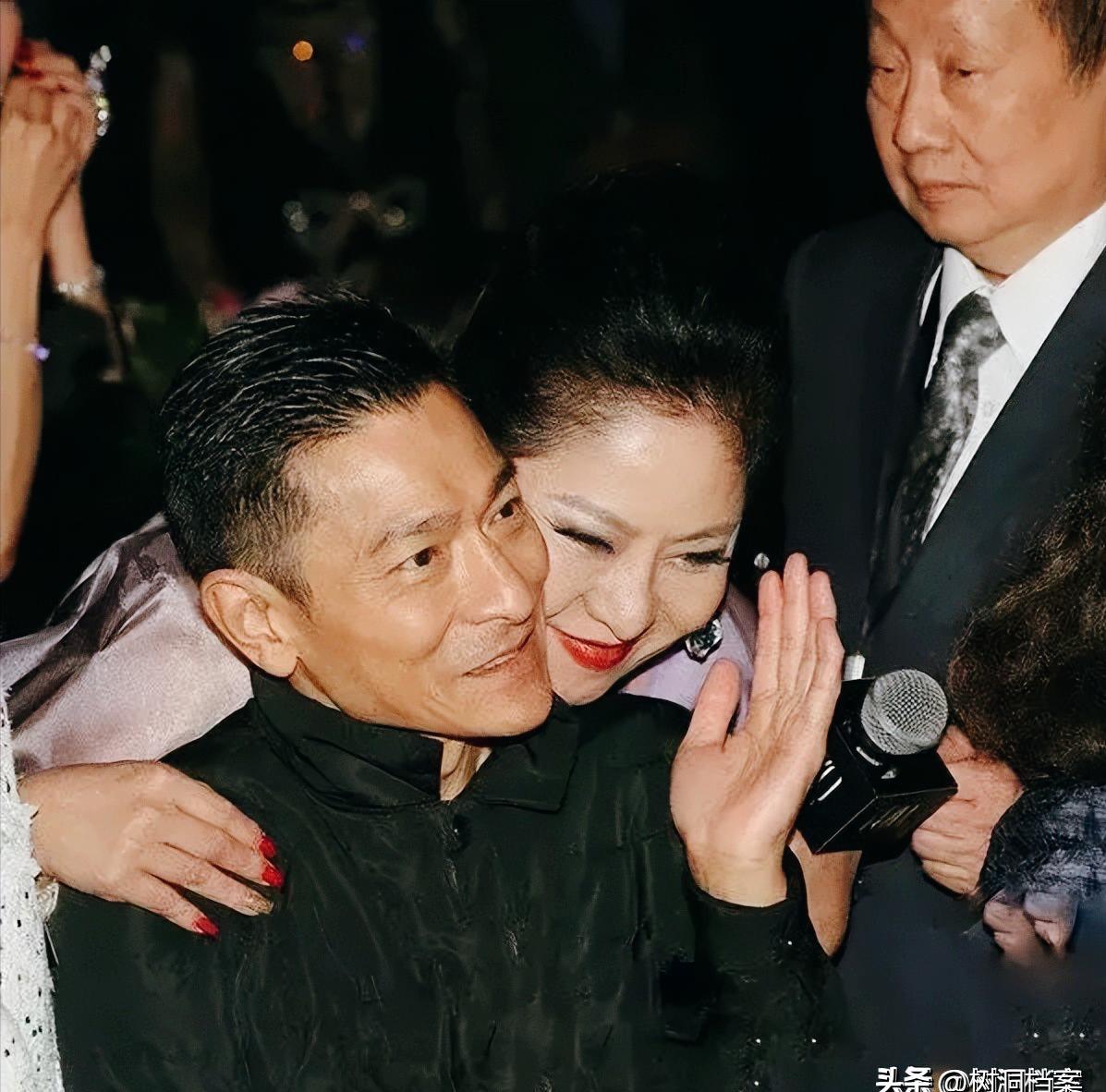增强助手：刘德华倾诉债务危机，向太豪爽支票温暖人心
