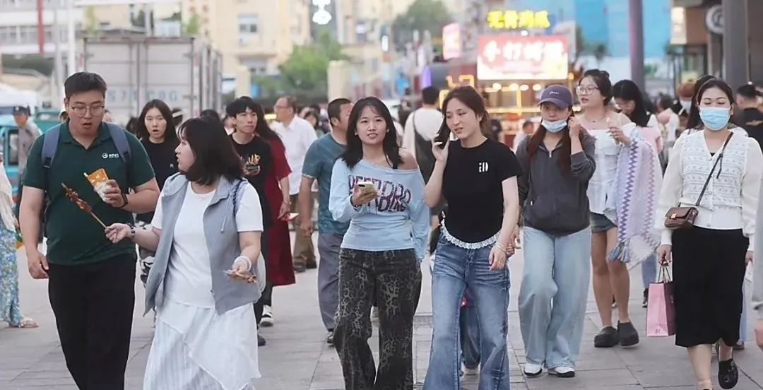 小Q助手卡密：宽松服饰风潮兴起，舒适与时尚的完美结合