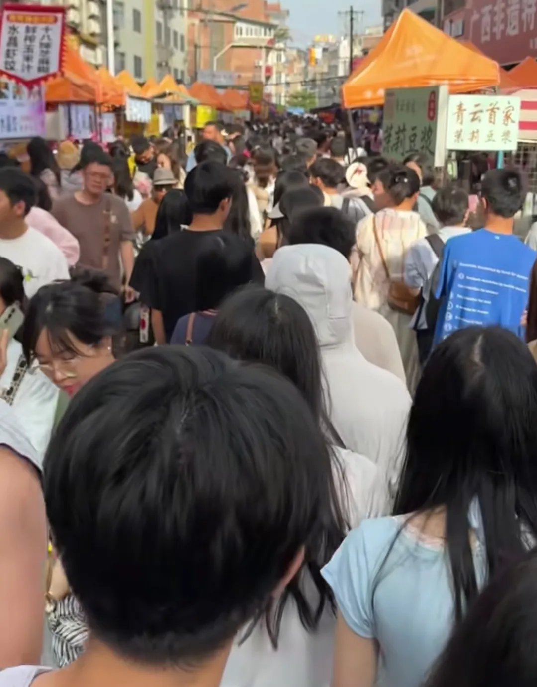 小M助手官网入口：柳州五一假期美食街爆单，游客热潮引领旅游业繁荣！