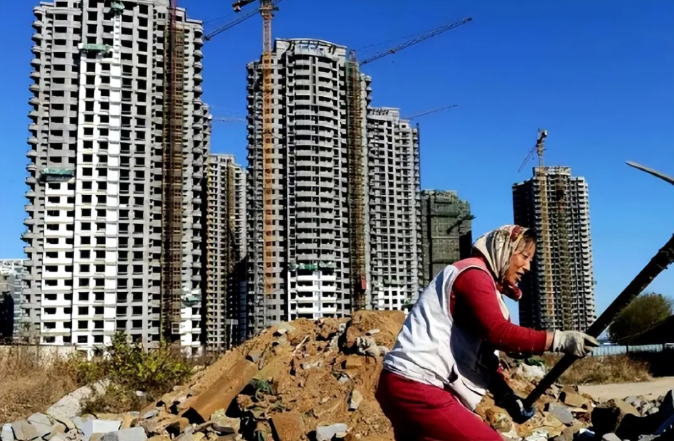 多成团助手：2025年生活变化，理财投资、就业回乡与消费观转变新趋势分析
