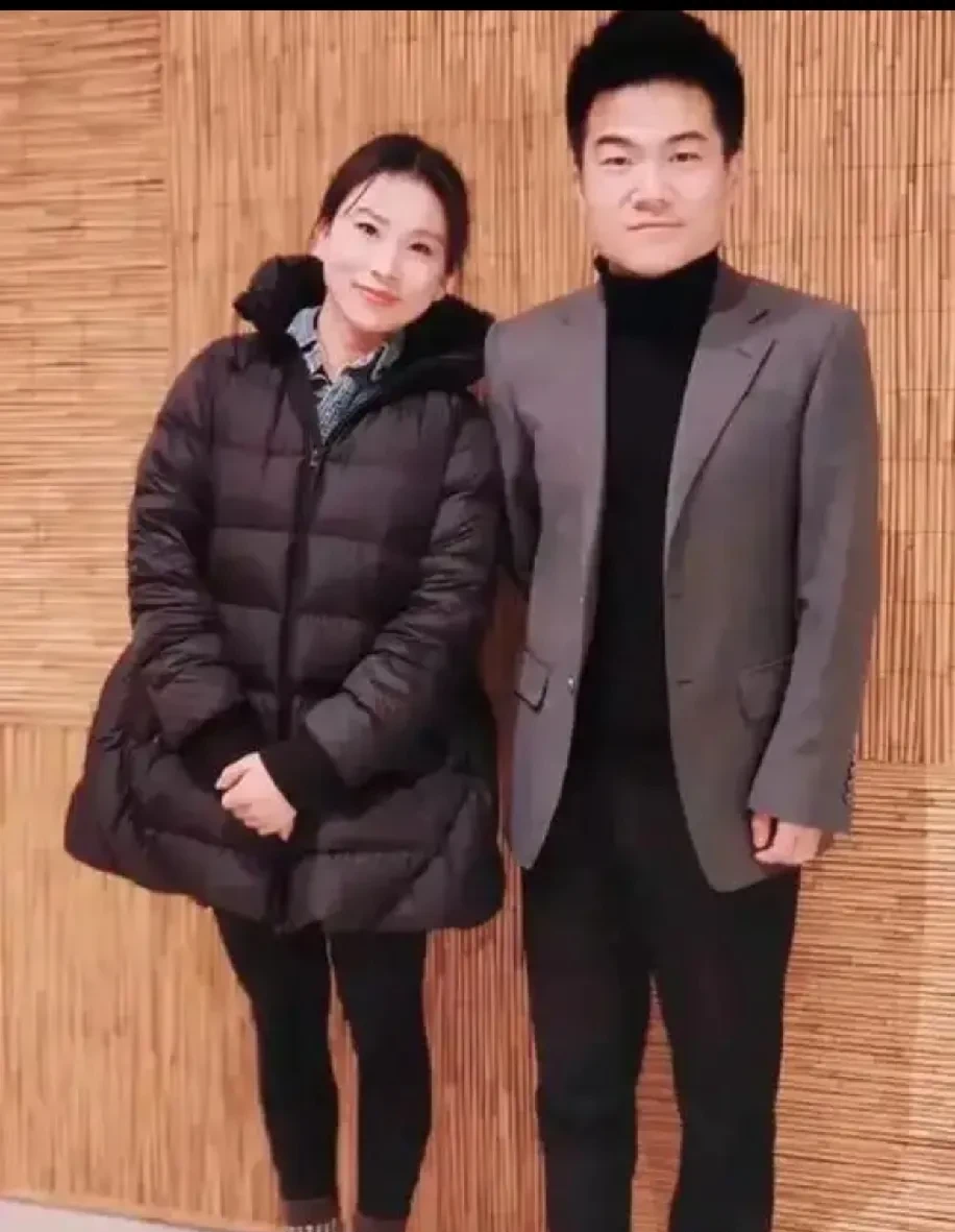 依云助手：董宇辉，直播带货的成功秘诀与年轻消费者的情感连接