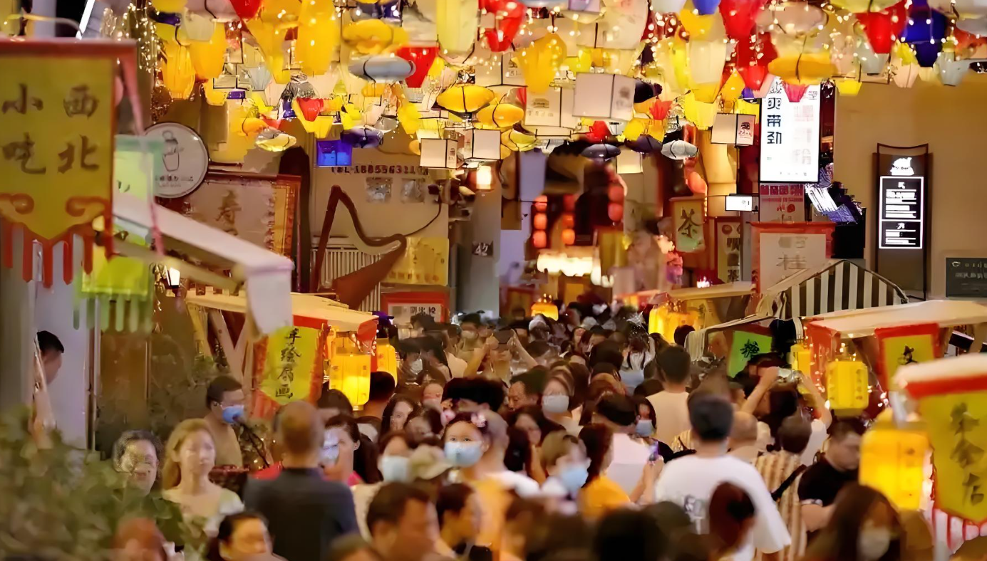 出评软件：美团假期“必吃榜”，享受外卖与堂食的超值优惠体验