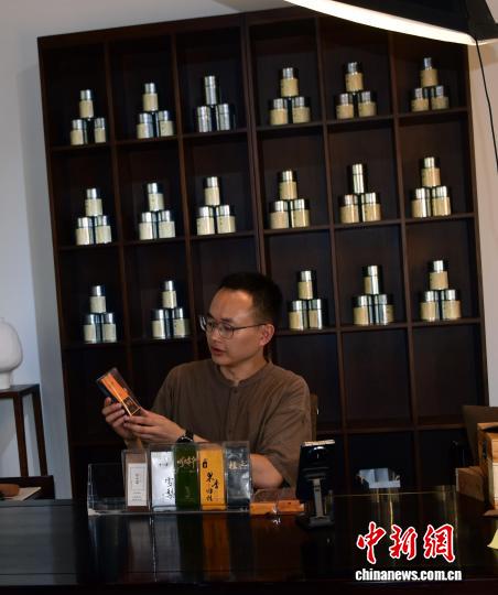 潜力鸭：武夷山岩茶销售旺季开启，茶农严控炭焙火候助力品质提升