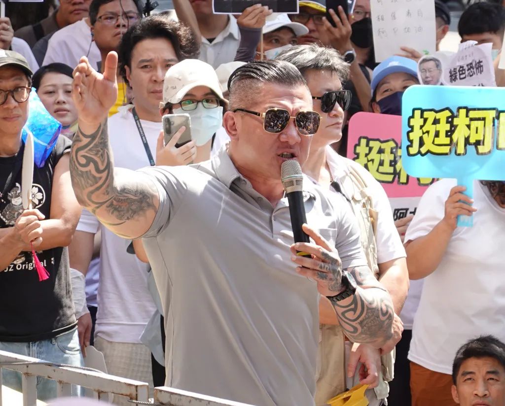 超评助手出评软件：台网红“馆长”宣布访陆引发争议，民众呼吁追求两岸和平