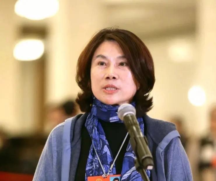 云创助手：董明珠，用智慧与冷静破解商业困局的传奇故事